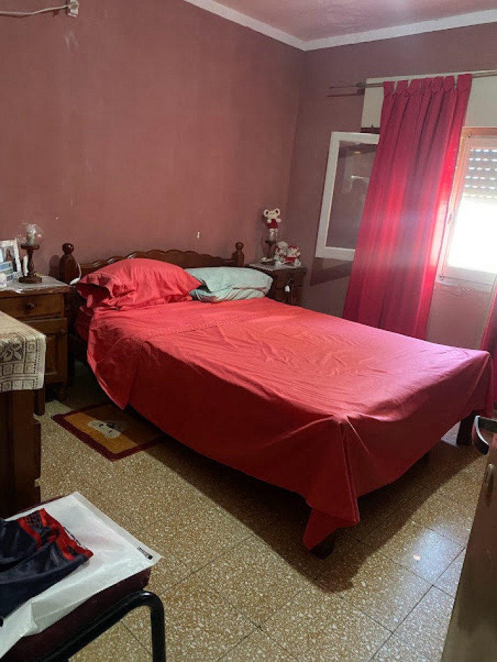 CASA 2 DORM A UNA CUADRA DE AVENIDA