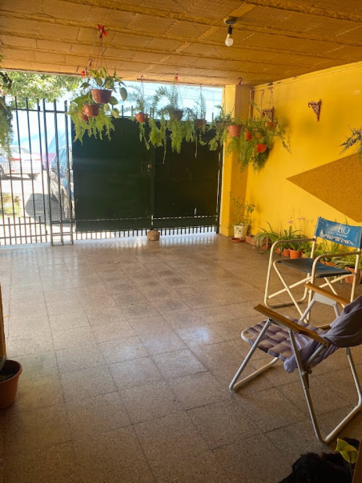 CASA 2 DORM A UNA CUADRA DE AVENIDA