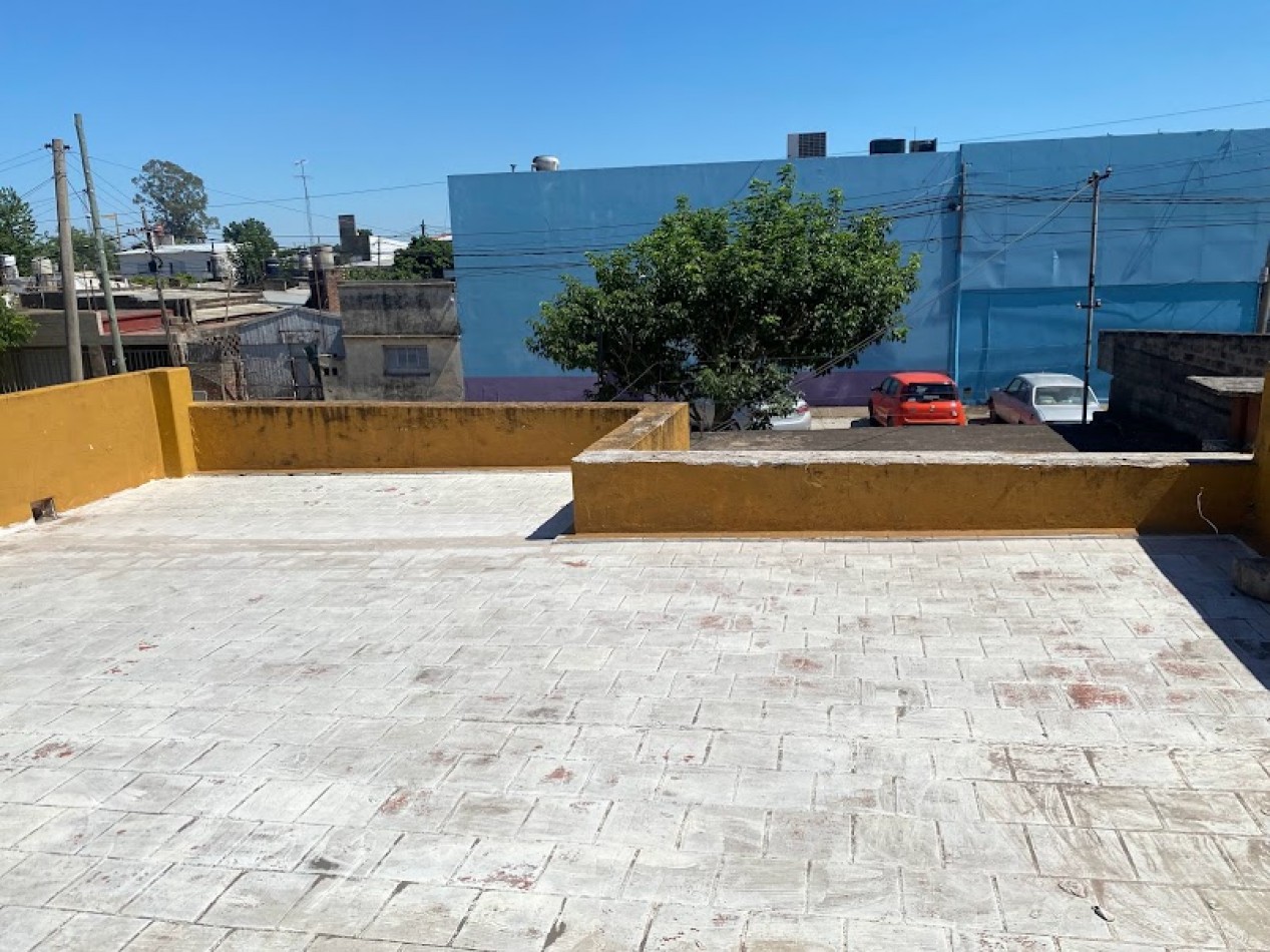 CASA 2 DORM A UNA CUADRA DE AVENIDA