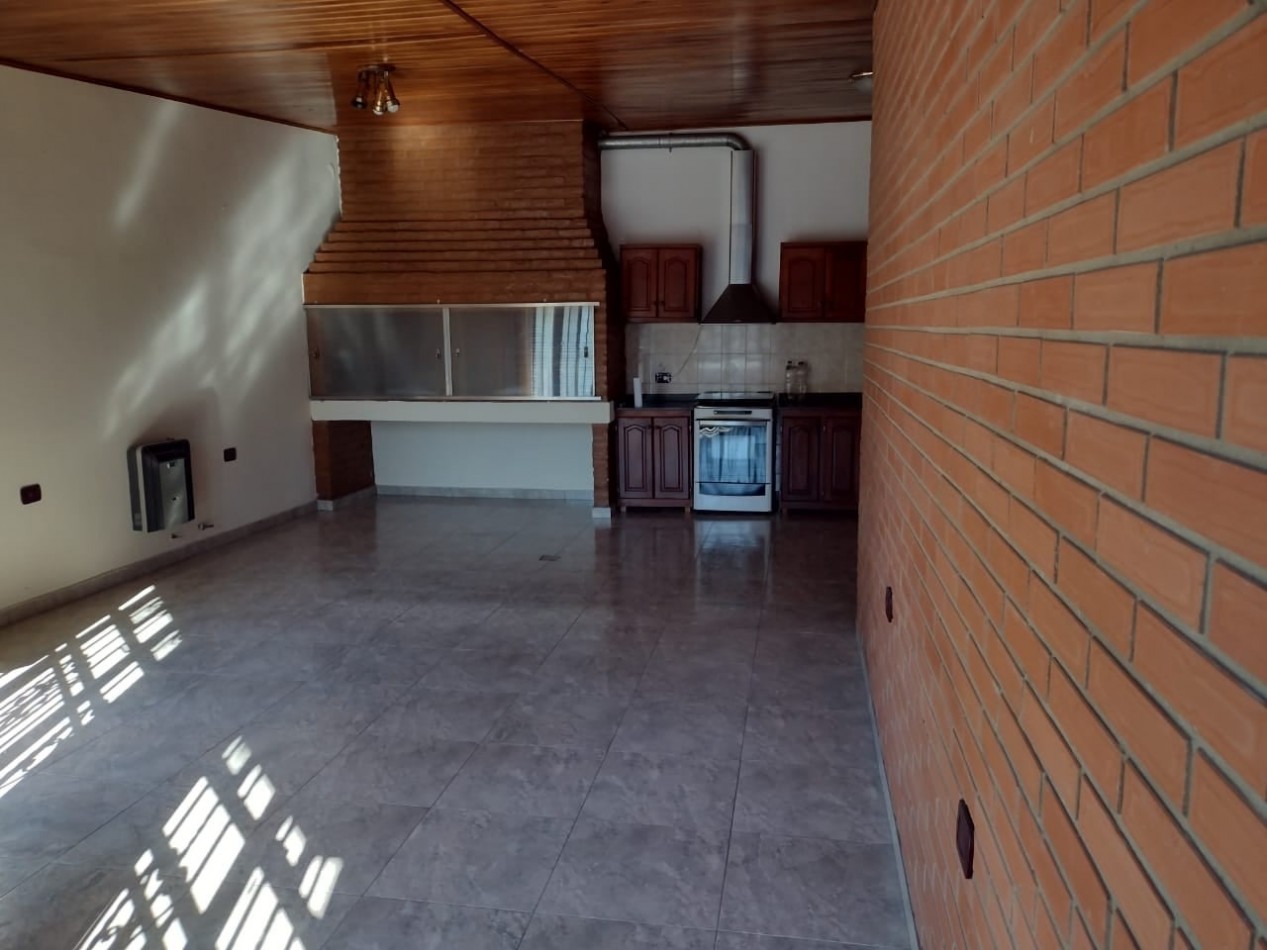 CASA CON LOCAL EN CALLE LIBERTAD