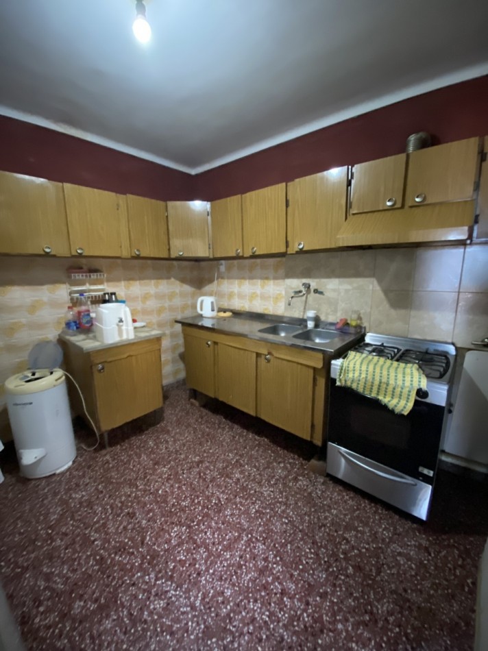 CASA 2 DORM A UNA CUADRA DE AVENIDA