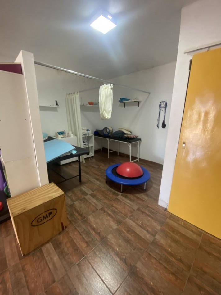 IMPORTANTE PROPIEDAD DOS CASAS CON DOS LOCALES